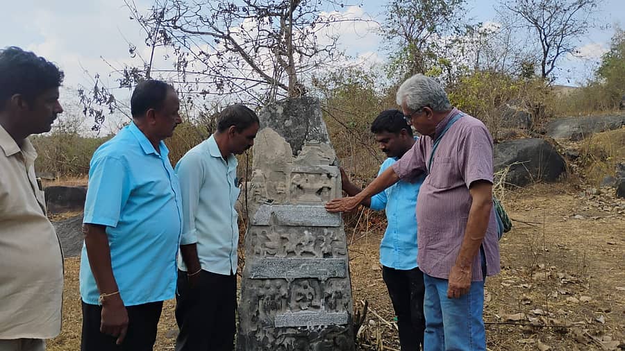 ಸೊರಬ ತಾಲ್ಲೂಕಿನ ಚಂದ್ರಗುತ್ತಿಯಲ್ಲಿ ವಿಜಯನಗರ ಅರಸರ ಆರಂಭಕಾಲದ ಅಪೂರ್ವ ಶಾಸನ ಪತ್ತೆಯಾಗಿರುವುದು