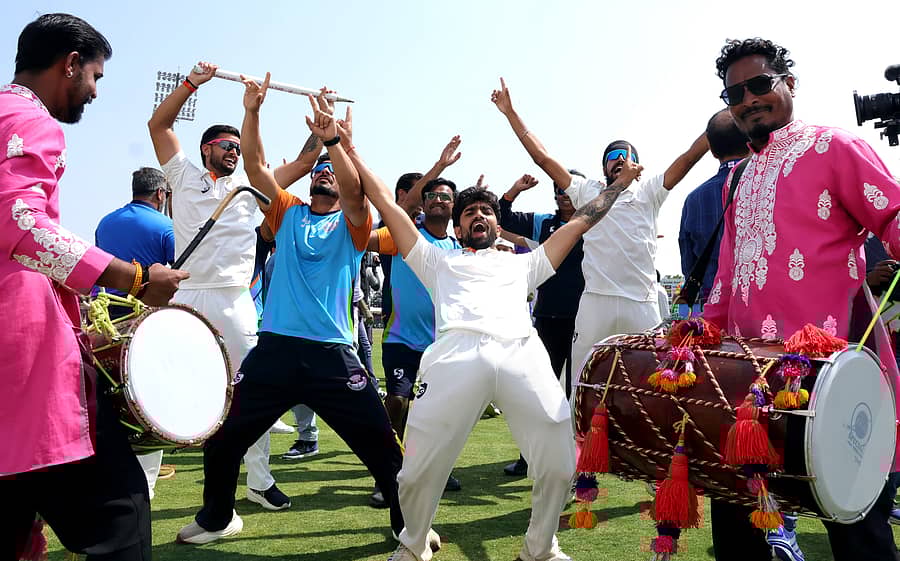 ರಣಜಿ ಟ್ರೋಪಿ ಗೆದ್ದ ಜಮ್ಮು ಮತ್ತು ಕಾಶ್ಮೀರ ತಂಡದ ಆಟಗಾರರು ಹುಬ್ಬಳ್ಳಿಯ ರಾಜನಗರ ಕೆಎಸ್‌ಸಿಎ ಕ್ರೀಡಾಂಗಣದಲ್ಲಿ ಶನಿವಾರ ಡೋಲ್ ತಾಷಾ ಸದ್ದಿಗೆ ಕುಣಿದು ಸಂಭ್ರಮಿಸಿದರು
ಪ್ರಜಾವಾಣಿ ಚಿತ್ರ: ಗೋವಿಂದರಾಜ ಜವಳಿ