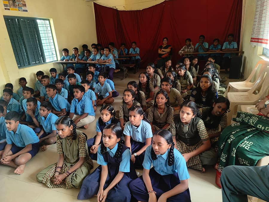 ಹಾಸನ ತಾಲ್ಲೂಕಿನ ದೊಡ್ಡಗೇಣಿಗೆರೆ ಸರ್ಕಾರಿ ಪ್ರೌಢಶಾಲೆಯಲ್ಲಿ ಆಯೋಜಿಸಿದ್ದ ರಾಷ್ಟ್ರೀಯ ವಿಜ್ಞಾನ ದಿನಾಚರಣೆಯಲ್ಲಿ ಪಾಲ್ಗೊಂಡಿದ್ದ ವಿದ್ಯಾರ್ಥಿಗಳು 