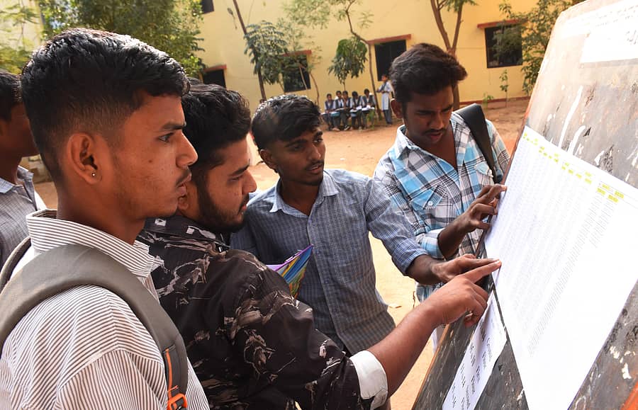 ಯಾದಗಿರಿ ನಗರದಲ್ಲಿ ಶನಿವಾರ ನಡೆದ ದ್ವಿತೀಯ ಪಿಯು ಪರೀಕ್ಷೆಯ ಅಂಗವಾಗಿ ಪರೀಕ್ಷಾ ಕೇಂದ್ರದ ಮುಂದೆ ಹಾಲ್ ಟಿಕೆಟ್ ಸಂಖ್ಯೆ ಪರಿಶೀಲಿಸಿದ ವಿದ್ಯಾರ್ಥಿಗಳು