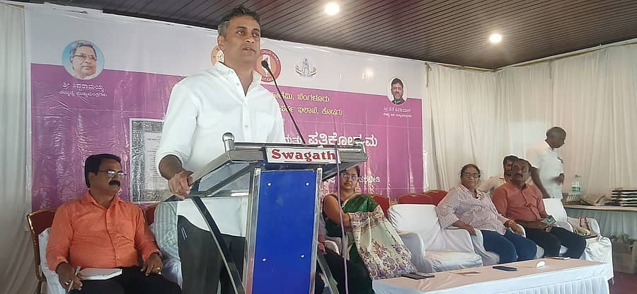 ಕರ್ನಾಟಕ ಮಾಧ್ಯಮ ಅಕಾಡೆಮಿಯಿಂದ ವಾರ್ತಾ ಮತ್ತು ಸಾರ್ವಜನಿಕ ಸಂಪರ್ಕ ಇಲಾಖೆಯ ಸಹಯೋಗದಲ್ಲಿ ಮಡಿಕೇರಿಯ ಡಾ.ಬಿ.ಆರ್.ಅಂಬೇಡ್ಕರ್ ಭವನದಲ್ಲಿ ನಡೆದ ‘ಸಂವಿಧಾನ ಮತ್ತು ಪತ್ರಿಕೋದ್ಯಮ’ ಕುರಿತ ವಿಚಾರ ಸಂಕಿರಣದಲ್ಲಿ ಮುಖ್ಯಮಂತ್ರಿಯ ಕಾನೂನು ಸಲಹೆಗಾರ ಎ.ಎಸ್.ಪೊನ್ನಣ್ಣ ಮಾತನಾಡಿದರು