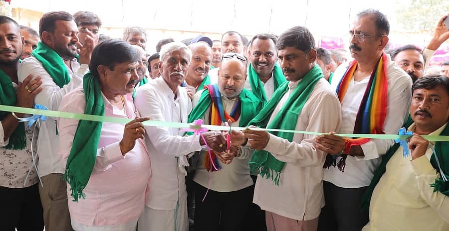 <div class="paragraphs"><p>ರಾಮನಗರ ತಾಲ್ಲೂಕಿನ ಹಾಗಲಹಳ್ಳಿಯಲ್ಲಿ ನೂತನ ಡೇರಿ ಕಟ್ಟಡವನ್ನು ಬಮೂಲ್ ಅಧ್ಯಕ್ಷ ಡಿ.ಕೆ. ಸುರೇಶ್ ಉದ್ಘಾಟಿಸಿದರು. ಶಾಸಕ ಎಚ್.ಎ. ಇಕ್ಬಾಲ್ ಹುಸೇನ್, ವಿಧಾನ ಪರಿಷತ್ ಸದಸ್ಯ ಎಸ್. ರವಿ, ಬಮೂಲ್ ನಿರ್ದೇಶಕ ಪಿ. ನಾಗರಾಜ್&nbsp;ಹಾಗೂ ಇತರರು ಇದ್ದಾರೆ</p></div>