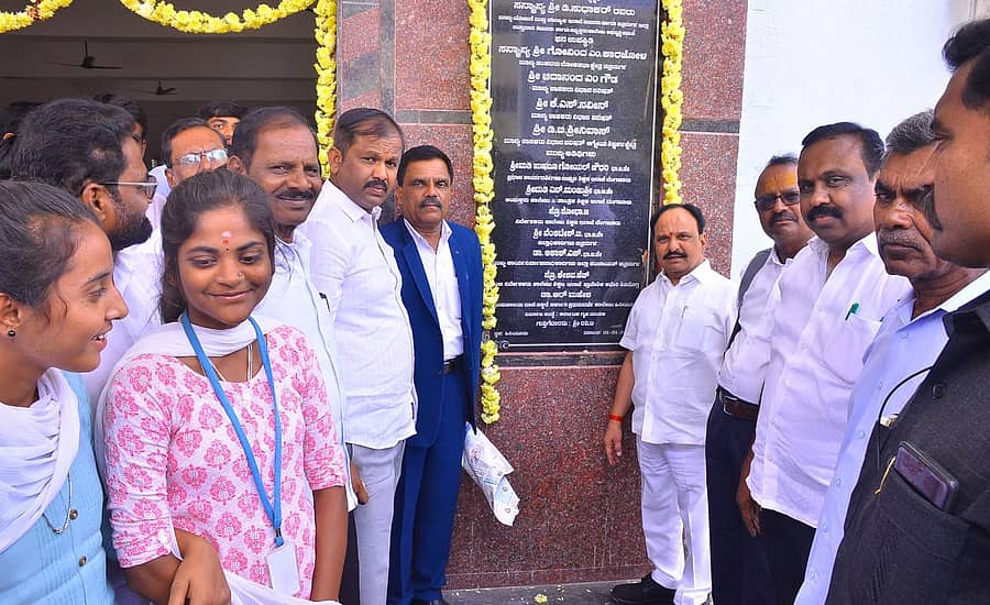 ಹಿರಿಯೂರಿನ ವಾಣಿ ಸರ್ಕಾರಿ ಪ್ರಥಮ ದರ್ಜೆ ಕಾಲೇಜಿನಲ್ಲಿ ಶನಿವಾರ 3 ಕೋಟಿ ವೆಚ್ಚದ ಸಭಾಭವನವನ್ನು ಜಿಲ್ಲಾ ಉಸ್ತುವಾರಿ ಸಚಿವ ಡಿ. ಸುಧಾಕರ್ ಉದ್ಘಾಟಿಸಿದರು