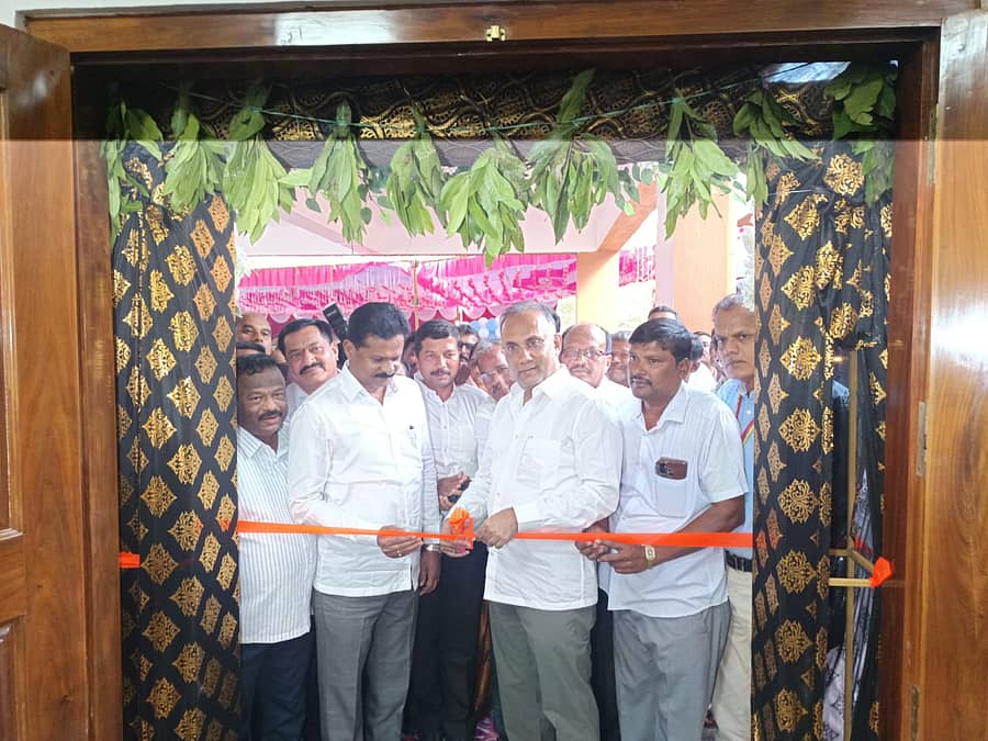 ಸಿದ್ದಾಪುರ ತಾಲ್ಲೂಕಿನ ಕ್ಯಾದಗಿಯಲ್ಲಿ ನಿರ್ಮಿಸಿದ ಸಮುದಾಯ ಆರೋಗ್ಯ ಕೇಂದ್ರದ ಕಟ್ಟಡವನ್ನು ಆರೋಗ್ಯ ಮತ್ತು ಕುಟುಂಬ ಕಲ್ಯಾಣ ಇಲಾಖೆ ಸಚಿವ ದಿನೇಶ ಗುಂಡೂರಾವ್ ಲೋಕಾರ್ಪಣೆಗೊಳಿಸಿದರು. ಕ್ಷೇತ್ರದ ಶಾಸಕ ಭೀಮಣ್ಣ ನಾಯ್ಕ ಭಾಗವಹಿಸಿದ್ದರು