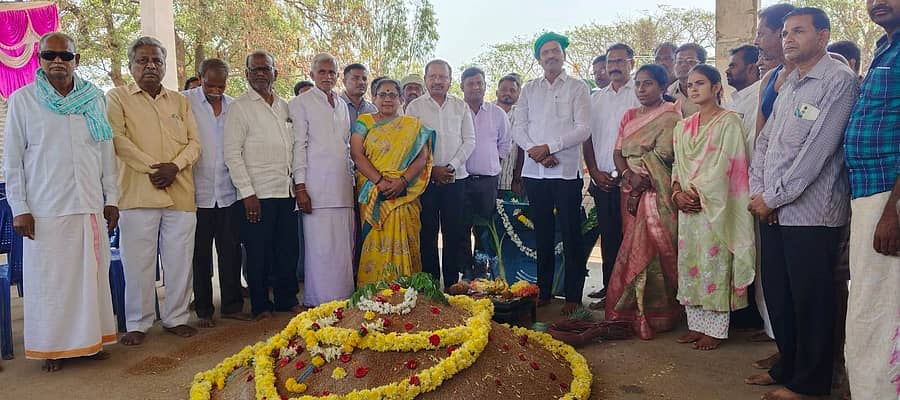 ಹಗರಿಬೊಮ್ಮನಹಳ್ಳಿಯಲ್ಲಿ ಶಾಸಕ ಕೆ.ನೇಮರಾಜನಾಯ್ಕ ಕನಿಷ್ಠ ಬೆಂಬಲ ಬೆಲೆ ರಾಗಿ ಖರೀದಿ ಕೇಂದ್ರಕ್ಕೆ ಚಾಲನೆ ನೀಡಿದರು