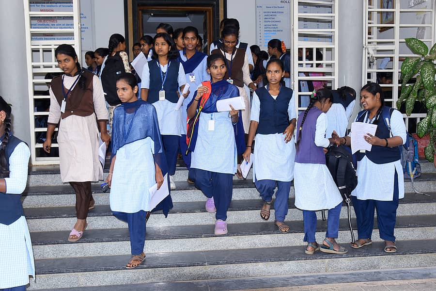 ಹಾವೇರಿಯ ಕೇಂದ್ರವೊಂದರಲ್ಲಿ ಶನಿವಾರ ಪರೀಕ್ಷೆ ಬರೆದು ವಿದ್ಯಾರ್ಥಿಗಳು ಹೊರಬಂದರು