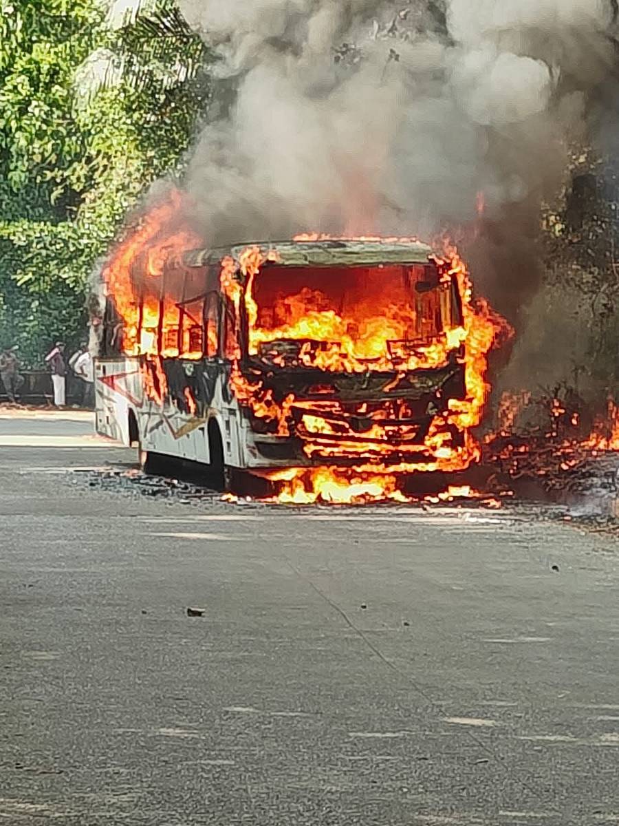 ಹೊಸನಗರ ತಾಲ್ಲೂಕಿನ ಹುಲಿಕಲ್ ಘಾಟಿಯಲ್ಲಿ ಬೆಂಕಿಗೆ ಆಹುತಿಯಾದ ದುರ್ಗಾಂಬಾ ಬಸ್