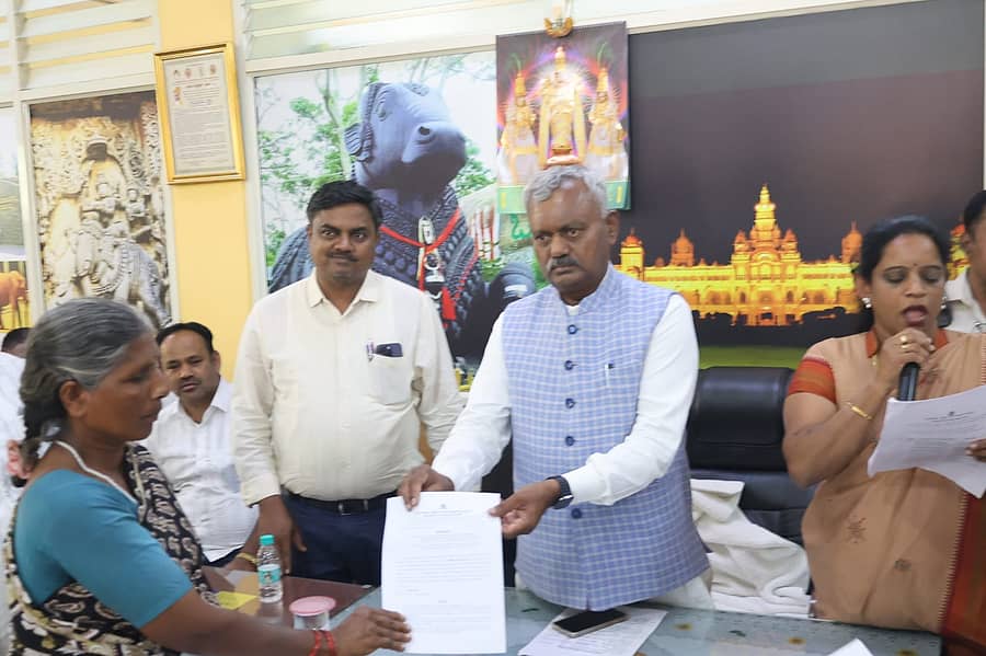 ಶಾಸಕ ಎಸ್.ಟಿ. ಸೋಮಶೇಖರ್ ಅವರು ಯಶವಂತಪುರ ಕ್ಷೇತ್ರದಲ್ಲಿ ಒಂಟಿಮನೆ, ನಿವೇಶನ ಹಕ್ಕು ಪತ್ರ, 94 ಸಿಸಿ ಅಡಿಯಲ್ಲಿ ಹಕ್ಕು ಪತ್ರಗಳನ್ನು ವಿತರಿಸಿದರು.