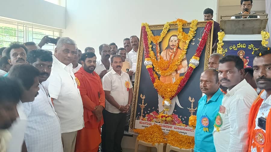 ಪಿರಿಯಾಪಟ್ಟಣದಲ್ಲಿ ಶನಿವಾರ ನಡೆದ ಮಡಿವಾಳ ಮಾಚಿದೇವ ಜಯಂತಿ ಕಾರ್ಯಕ್ರಮದಲ್ಲಿ ಸಚಿವ ಕೆ.ವೆಂಕಟೇಶ್ ಹಾಗೂ ಗಣ್ಯರು ಮಾಚಿದೇವರ ಭಾವಚಿತ್ರಕ್ಕೆ ಪುಷ್ಪಾರ್ಚನೆ ಮಾಡಿದರು