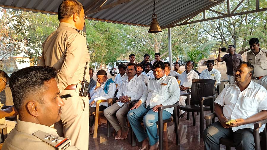 ಮುದ್ದೇಬಿಹಾಳ ಸ್ಥಳೀಯ ಪೊಲೀಸ್ ಠಾಣೆಯಲ್ಲಿ ಶನಿವಾರ ಶಾಂತಿ ಸಭೆ ಏರ್ಪಡಿಸಲಾಗಿತ್ತು