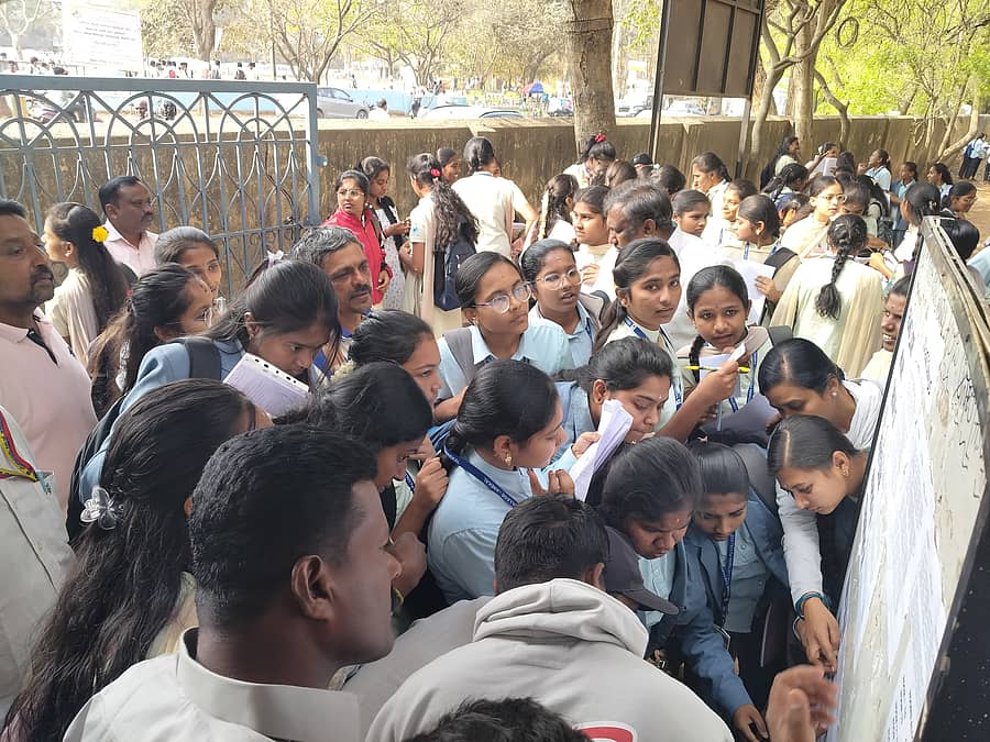 ಆನೇಕಲ್‌ನ ಎಎಸ್‌ಬಿ ಕಾಲೇಜು ಮುಂಭಾಗದಲ್ಲಿ ಪರೀಕ್ಷಾ ಕೊಠಡಿ ಹುಡುಕುತ್ತಿರುವ ವಿದ್ಯಾರ್ಥಿಗಳು