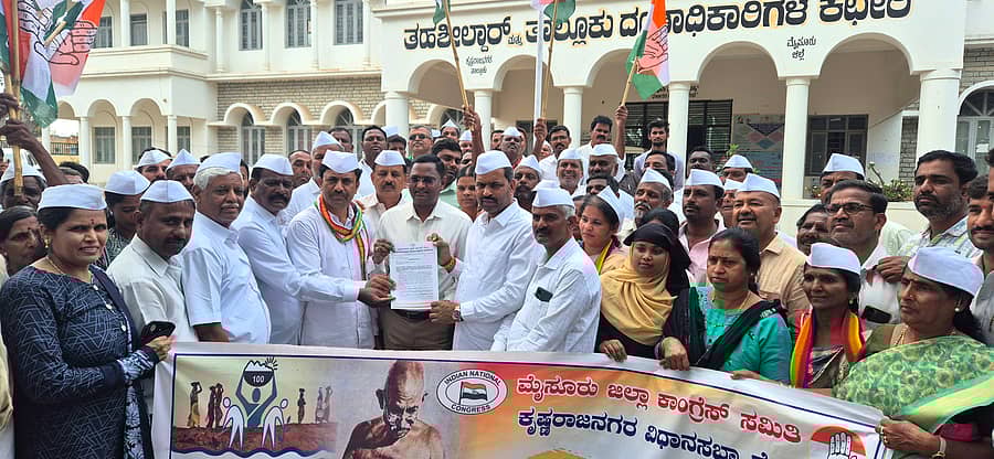 ಕೇಂದ್ರ ಸರ್ಕಾರ ಜಾರಿಗೆ ತಂದಿರುವ ವಿಬಿ ಜಿ ರಾಮ್ ಜಿ ಯೋಜನೆ ವಿರೋಧಿಸಿ, ನರೇಗಾ ಯೋಜನೆ ಮುಂದುವರೆಸುವಂತೆ ಒತ್ತಾಯಿಸಿ ಕೆ.ಆರ್.ನಗರದಲ್ಲಿ ಕಾಂಗ್ರೆಸ್ ವತಿಯಿಂದ ತಹಶೀಲ್ದಾರ್ ಜಿ.ಸುರೇಂದ್ರಮೂರ್ತಿ ಅವರ ಮೂಲಕ ರಾಷ್ಟ್ರಪತಿಗೆ ಶನಿವಾರ ಮನವಿ ಸಲ್ಲಿಸಲಾಯಿತು