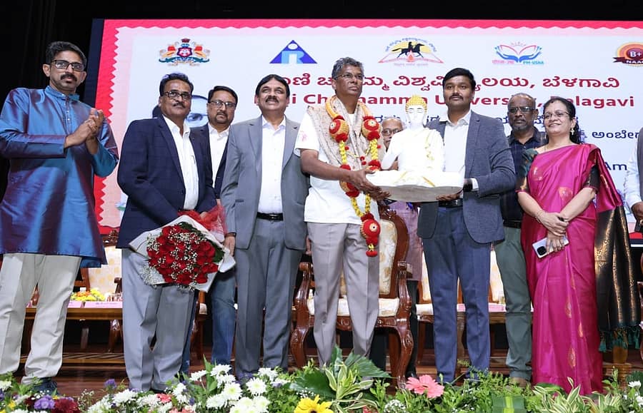 ಬೆಳಗಾವಿಯ ಬಿ.ಎಸ್‌.ಜೀರಗೆ ಸಭಾಂಗಣದಲ್ಲಿ ನಡೆದ ಕಾರ್ಯಕ್ರಮದಲ್ಲಿ ಸಚಿವ ಸತೀಶ ಜಾರಕಿಹೊಳಿ ಅವರನ್ನು ಸನ್ಮಾನಿಸಲಾಯಿತು