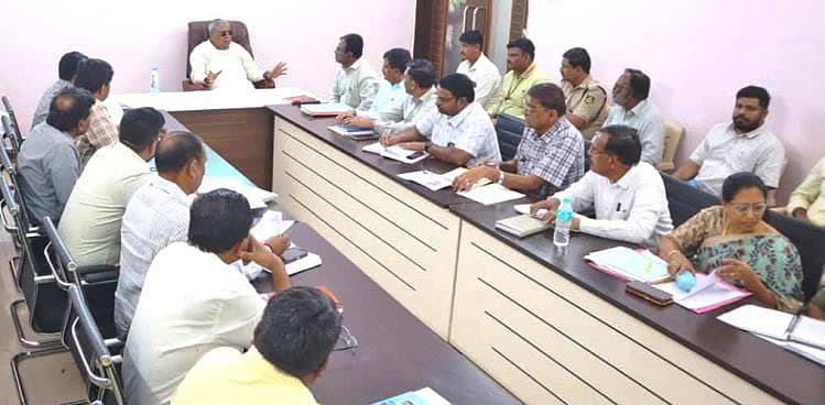 ಇಂಡಿ ನಗರದ ಪ್ರವಾಸಿ ಮಂದಿರದಲ್ಲಿ ಶನಿವಾರ  ನಡೆದ ತಾಲ್ಲೂಕು ಮಟ್ಟದ ಅಧಿಕಾರಿಗಳ ಸಭೆಯಲ್ಲಿ ಶಾಸಕ ಯಶವಂತರಾಯಗೌಡ ಪಾಟೀಲ ಮಾತನಾಡಿದರು