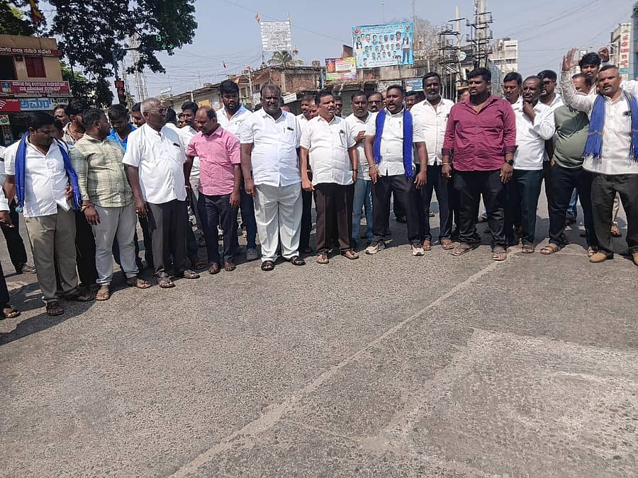 ದಾವಣಗೆರೆಯ ಜಯದೇವ ವೃತ್ತದಲ್ಲಿ ಮಾದಿಗ ಸಮುದಾಯದ ಮುಖಂಡರು ಪ್ರತಿಭಟನೆ ನಡೆಸಿದರು