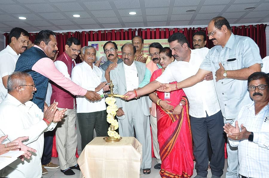 ಮಂಡ್ಯ ನಗರದ ಕೆ.ವಿ.ಎಸ್ ಭವನದಲ್ಲಿ ಶನಿವಾರ ನಡೆದ ಎನ್ಎಸಿಒಸಿಐ ಸಂಘಟನೆಯ ಪದಾಧಿಕಾರಿಗಳ ಸಮಾವೇಶವನ್ನು ನಿವೃತ್ತ ಜಿಲ್ಲಾ ನ್ಯಾಯಾಧೀಶ ಎಚ್.ಎಂ. ಶಿವಕುಮಾರ್ ಉದ್ಘಾಟಿಸಿದರು