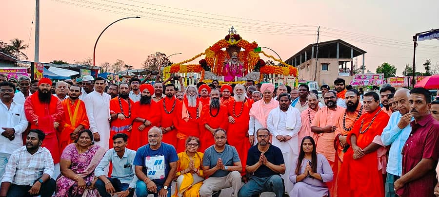 ಬಾಳೆಹೊನ್ನೂರಿನ ರಂಭಾಪುರಿ ಪೀಠದಲ್ಲಿ ಶನಿವಾರ ರಂಭಾಪುರಿ ಪೀಠದಲ್ಲಿ ಜಗದ್ಗುರು ರೇಣುಕಾಚಾರ್ಯ ಜಯಂತಿ, ಯುಗಮಾನೋತ್ಸವ, ಕ್ಷೇತ್ರನಾಥ ವೀರಭದ್ರಸ್ವಾಮಿ ಮಹಾರಥೋತ್ಸವದ ಅಂಗವಾಗಿ ಸೋಮೇಶ್ವರ ದೇವಸ್ಥಾನದಿಂದ ಪೀಠದ ಕ್ಷೇತ್ರನಾಥ ವೀರಭದ್ರಸ್ವಾಮಿ ದೇವಸ್ಥಾನದವರೆಗೆ ರಂಭಾಪುರಿ ಪೀಠದ ವೀರಸೋಮೇಶ್ವರ ಸ್ವಾಮೀಜಿಯ ಬೆಳ್ಳಿ ಅಡ್ಡಪಲ್ಲಕ್ಕಿ ಮಹೋತ್ಸವ ನಡೆಯಿತು