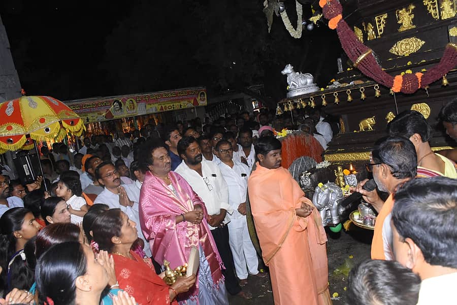 ಯಾದಗಿರಿ ತಾಲ್ಲೂಕಿನ ಅಬ್ಬೆ ತುಮಕೂರಿನಲ್ಲಿ ಈಚೆಗೆ ಜಾತ್ರೆಯ ಅಂಗವಾಗಿ ನಡೆದ ರಥೋತ್ಸವದ ಕಳಸ ಅವರೋಹಣದಲ್ಲಿ ಗಂಗಾಧರ ಶಿವಾಚಾರ್ಯರು, ಕಿರಿಯ ಸ್ವಾಮೀಜಿ ಶಿವಶೇಖರ ಶಿವಾಚಾರ್ಯರು ಉಪಸ್ಥಿತರಿದ್ದರು