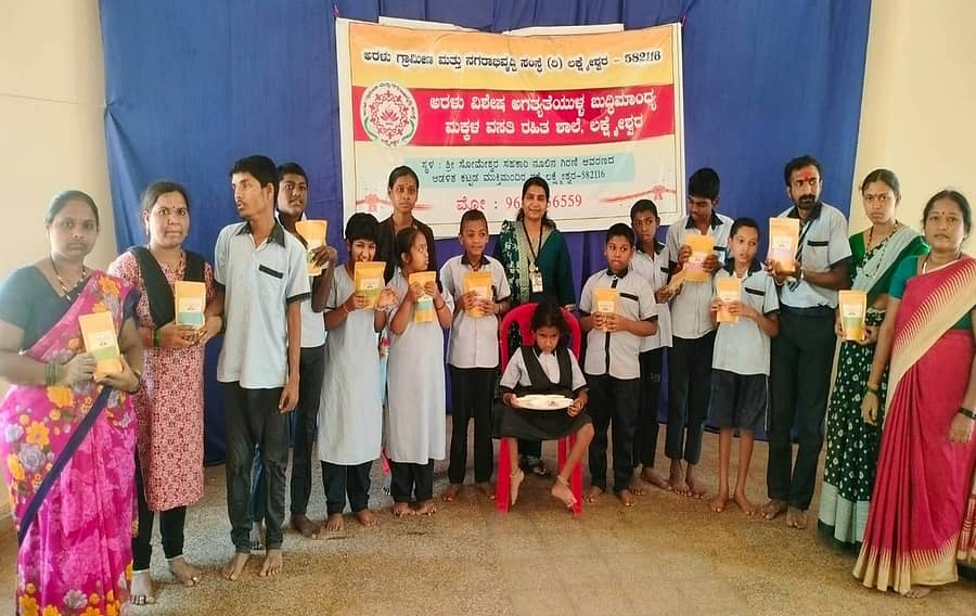 ಲಕ್ಷ್ಮೇಶ್ವರದ ಅರಳು ಬುದ್ಧಿಮಾಂದ್ಯ ಮಕ್ಕಳ ವಸತಿರಹಿತ ಶಾಲೆ ಮಕ್ಕಳು ತಯಾರಿಸಿದ ಪರಿಸರಸ್ನೇಹಿ ಬಣ್ಣದೊಂದಿಗೆ ಸಂಭ್ರಮಿಸುತ್ತಿರುವುದು