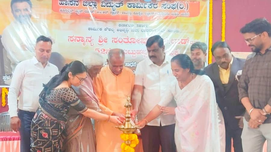 ಹಾಸನದ ಕನ್ನಡ ಸಾಹಿತ್ಯ ಪರಿಷತ್‌ ಭವನದಲ್ಲಿ ಶುಕ್ರವಾರ ಆಯೋಜಿಸಿದ್ದ ಕಾರ್ಯಕ್ರಮವನ್ನು ಕಾರ್ಮಿಕ ಅಧಿಕಾರಿ ಅನುಪಮಾ, ಪಾಲಿಕೆ ಎಂಜಿನಿಯರ್‌ ಕವಿತಾ ಜಂಟಿಯಾಗಿ ಉದ್ಘಾಟಿಸಿದರು 