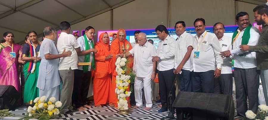 4ಇಪಿ : ಹೊನ್ನಾಳಿಯ ಹಿರೇಕಲ್ಮಠದಲ್ಲಿ ನಡೆದ ಎರಡನೇ ದಿನದ ಕೃಷಿಮೇಳವನ್ನು ಮಾಜಿ ಮುಖ್ಯಮಂತ್ರಿ ಬಿ.ಎಸ್. ಯಡಿಯೂರಪ್ಪ ಉದ್ಘಾಟಿಸಿದರು. 