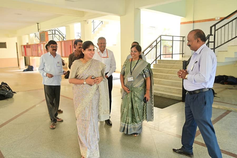 ಜಿಲ್ಲಾಧಿಕಾರಿ ಶ್ರೀರೂಪಾ ಶನಿವಾರ ನಗರದ ಜೆ.ಎಸ್.ಎಸ್ ಮಹಿಳಾ ಪದವಿ ಪೂರ್ವ ಕಾಲೇಜಿನ ಪರೀಕ್ಷಾ ಕೇಂದ್ರಕ್ಕೆ ಭೇಟಿ ನೀಡಿ ಪಿಯು ಪರೀಕ್ಷೆಯ ಸಿದ್ಧತೆಗಳನ್ನು ಪರಿಶೀಲಿಸಿದರು