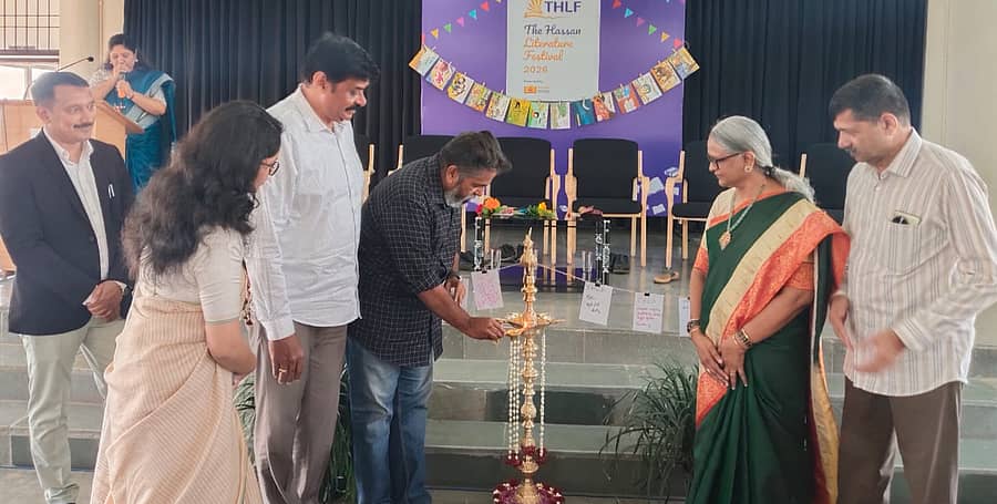 ಹಾಸನದ ವಿಜಯ ಶಾಲೆಯಲ್ಲಿ ಶನಿವಾರ ಆರಂಭವಾದ ಹಾಸನ ಲಿಟ್ರೇಚರ್‌ ಫೆಸ್ಟಿವಲ್–ಮಕ್ಕಳ ಸಾಹಿತ್ಯೋತ್ಸವವನ್ನು ಜೋಗಿ ಉದ್ಘಾಟಿಸಿದರು 