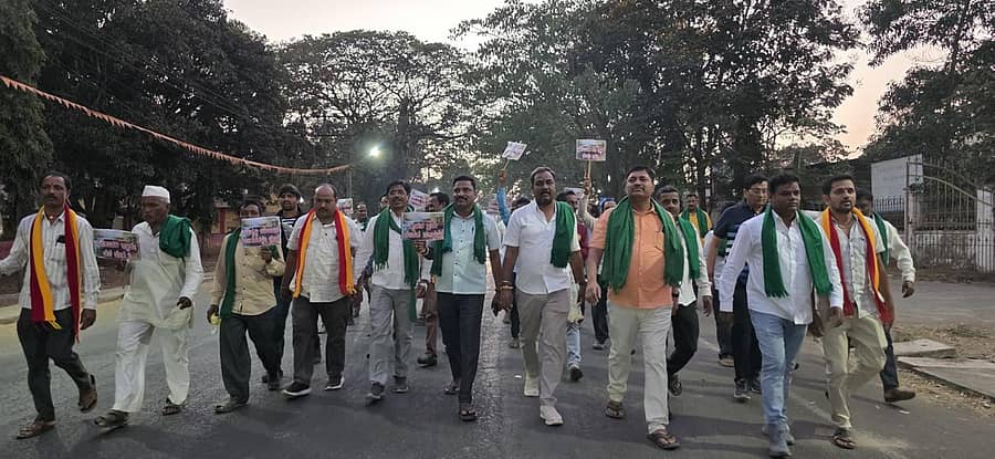 ಹಳಿಯಾಳದಲ್ಲಿ ಕಾಳಿ ನದಿಯಿಂದ ಕೆರೆ, ಬಾಂದಾರಗಳಿಗೆ ನೀರು ತುಂಬಿಸುವ ಯೋಜನೆ ಜಾರಿಯಲ್ಲಿನ ವಿಳಂಬವನ್ನು ವಿರೋಧಿಸಿ ಕಬ್ಬು ಬೆಳೆಗಾರರ ಹಿತ ಸಂರಕ್ಷಣಾ ಸಮಿತಿ ಹಾಗೂ ವಿವಿಧ ಸಂಘಟಣೆಗಳಿಂದ ಗ್ರಾಮೀಣ ಭಾಗದಲ್ಲಿ ಜನಜಾಗೃತಿ ಪಾದಯಾತ್ರೆ ನಡೆಸಲಾಯಿತು