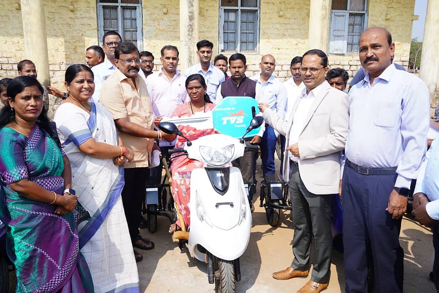 ಬಳ್ಳಾರಿ ನಗರದ ಮುನಿಸಿಪಲ್ ಕಾಲೇಜು ಆವರಣದಲ್ಲಿ ಶಾಸಕಿ ಇ.ಅನ್ನಪೂರ್ಣ ಬಳ್ಳಾರಿ ಜಿಲ್ಲೆಯ ಅಂಗವಿಕಲರಿಗೆ ತ್ರಿಚಕ್ರ ವಾಹನ ವಿತರಣೆ ಮಾಡಿದರು. ಮೇಯರ್‌ ಗಾದೆಪ್ಪ, ಜಿಲ್ಲಾಧಿಕಾರಿ ನಾಗೇಂದ್ರ ಪ್ರಸಾದ್‌ ಕೆ. ಭಾಗವಹಿಸಿದ್ದರು 