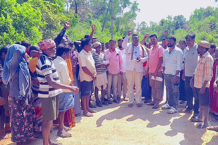 ಸಾಗರ ತಾಲ್ಲೂಕಿನ ಬೇಸೂರು ಗ್ರಾಮದಲ್ಲಿ ಅರಣ್ಯ ಇಲಾಖೆ ದೌರ್ಜನ್ಯ ನಡೆಸುತ್ತಿದೆ ಎಂದು ಆರೋಪಿಸಿ ಶುಕ್ರವಾರ ಗ್ರಾಮಸ್ಥರು ಪ್ರತಿಭಟನೆ ನಡೆಸಿದರು 