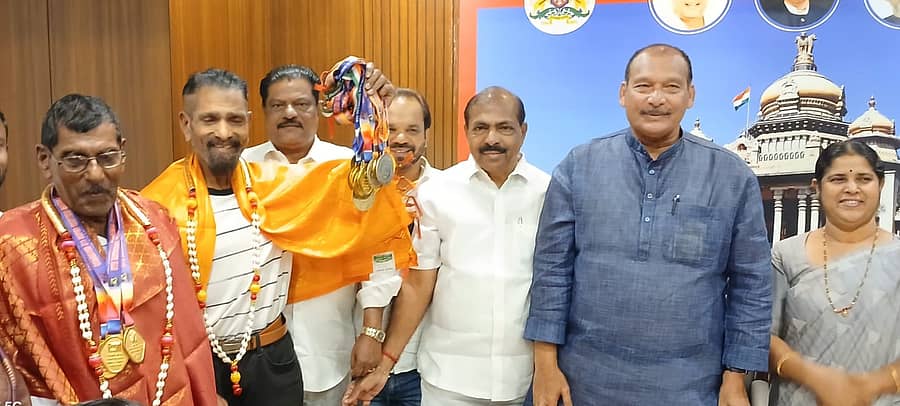 ರಾಷ್ಟ್ರ ಮಟ್ಟದ ಹಿರಿಯರ ಕ್ರೀಡಾ ಸ್ಪರ್ಧೆಯಲ್ಲಿ ಉತ್ತಮ ಸಾಧನೆ ಮಾಡಿದ ಆನಂದ್‌ ಸೋನ್ಸ್‌ ಮತ್ತು ರವಿಕುಮಾರ್ ಅವರನ್ನು ಐವನ್ ಡಿಸೋಜ ಮಂಗಳೂರಿನಲ್ಲಿ ಶನಿವಾರ ಅಭಿನಂದಿಸಿದರು. ಅಪ್ಪಿ, ನಾಗೇಂದ್ರ, ಶಶಿಧರ ಹೆಗ್ಡೆ, ಮಮತಾ ಗಟ್ಟಿ ಮತ್ತಿತರರು ಇದ್ದರು