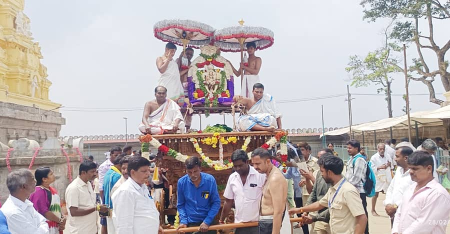 ಯಳಂದೂರು ತಾಲ್ಲೂಕಿನ ಬಿಳಿಗಿರಿಬೆಟ್ಟದ ರಂಗನಾಥಸ್ವಾಮಿ ದೇವಾಲಯದಲ್ಲಿ ಶನಿವಾರ ನೂತನ ರಥ ಬಳಸಿ ಗರುಡೋತ್ಸವ ನೆರವೇರಿಸಲಾಯಿತು.