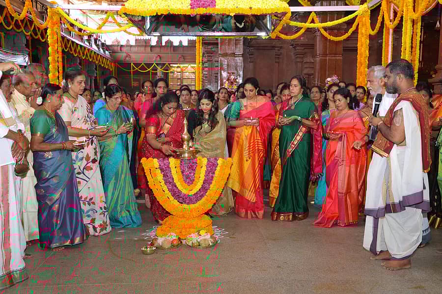 ಕಾಪು ಶ್ರೀ ಹೊಸ ಮಾರಿಗುಡಿ ದೇವಸ್ಥಾನದಲ್ಲಿ ಉಚ್ಚಂಗಿ ಸಹಿತ ಶ್ರೀ ಮಾರಿಯಮ್ಮ ದೇವಿಯ ಪುನ: ಪ್ರತಿಷ್ಠೆಯ ಪ್ರಥಮ ವರ್ಧಂತಿ ಮಹೋತ್ಸವ ಅಂಗವಾಗಿ ಮಾತೃ ವೈಭವ ಕಾರ್ಯಕ್ರಮಮಕ್ಕೆ ಶನಿವಾರ ಚಾಲನೆ ನೀಡಲಾಯಿತು.