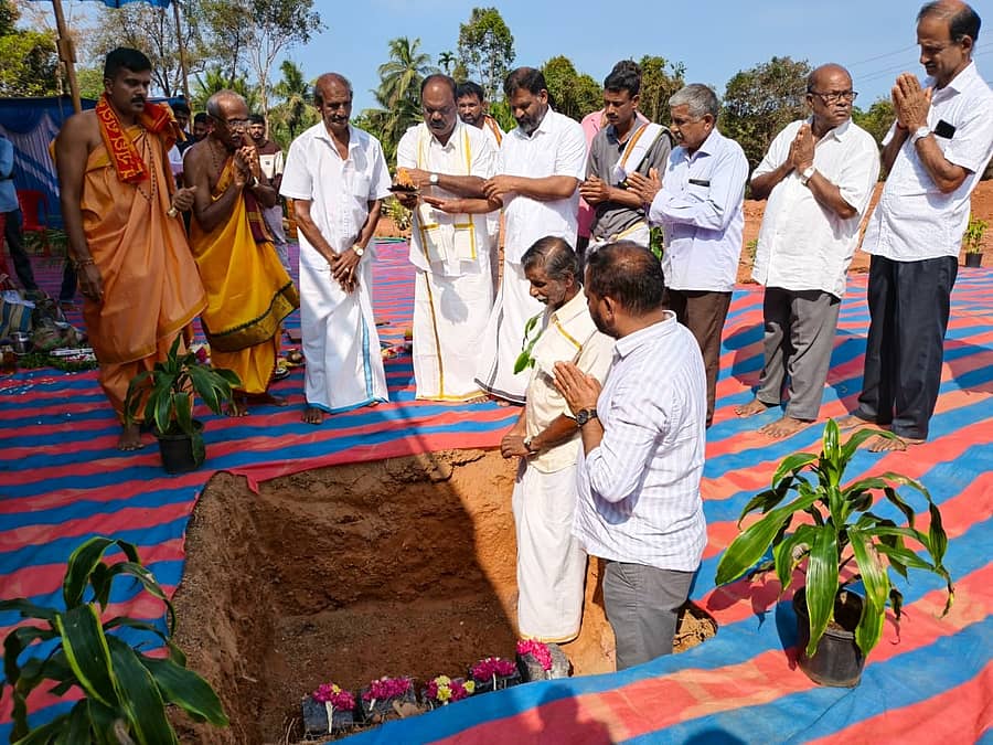 80 ಬಡಗಬೆಟ್ಟು ಗ್ರಾಮದಲ್ಲಿ ಉಡುಪಿ ಕಂಬಳದ ಶಂಕುಸ್ಥಾಪನೆ ನೆರವೇರಿತು