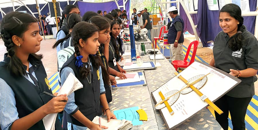 ರಾಷ್ಟ್ರೀಯ ವಿಜ್ಞಾನ ದಿನದ ಪ್ರಯುಕ್ತ ನಾಯಕನಹಟ್ಟಿ ಸಮೀಪದ ಕುದಾಪುರ ಭಾರತೀಯ ವಿಜ್ಞಾನ ಸಂಸ್ಥೆ(ಐಐಎಸ್ಸಿ)ಯ ಆವರಣದಲ್ಲಿ ಶನಿವಾರ ಪ್ರಾತ್ಯಕ್ಷಿಯಲ್ಲಿ ತೊಡಗಿರುವ ಪ್ರಾಧ್ಯಾಪಕರು