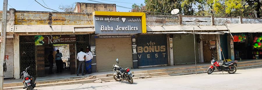 ಲಿಂಗಸುಗೂರು ಪಟ್ಟಣದ ಪೊಲೀಸ್ ಠಾಣೆ ಎದುರು ಪಾಳು ಬಿದ್ದಿರುವ ವಾಣಿಜ್ಯ ಮಳಿಗೆಗಳು