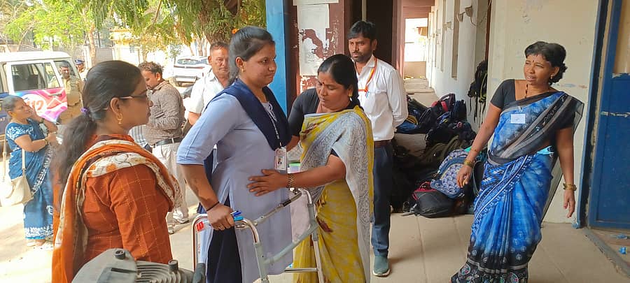 ಬಳ್ಳಾರಿ ನಗರದ ಪರೀಕ್ಷಾ ಕೇಂದ್ರವೊಂದರಲ್ಲಿ ಶನಿವಾರ ಪರೀಕ್ಷೆ ಬರೆಯಲು ಬಂದ ವಿದ್ಯಾರ್ಥಿನಿಯೊಬ್ಬರನ್ನು ಪರಿಶೀಲಿಸುತ್ತಿರುವ ಕಾಲೇಜು ಸಿಬ್ಬಂದಿ.