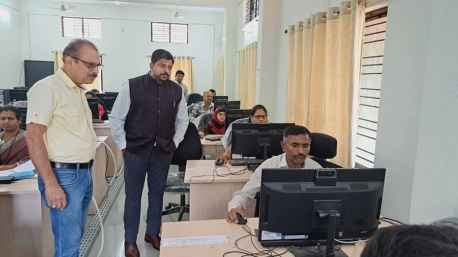 ವಿಜಯಪುರ ನಗರದ ಜಿಲ್ಲಾ ಪಂಚಾಯಿತಿ ಸಂಪನ್ಮೂಲ ಕೇಂದ್ರದಲ್ಲಿ ಸ್ಥಾಪಿಸಲಾದ ದ್ವಿತೀಯ ಪಿಯುಸಿ ಪರೀಕ್ಷಾ ಜಿಲ್ಲಾ ವೆಬ್ ಕಾಸ್ಟಿಂಗ್ ಕೇಂದ್ರಕ್ಕೆ  ಜಿಪಂ ಸಿಇಒ ರಿಷಿ ಆನಂದ ಶನಿವಾರ ಭೇಟಿ ನೀಡಿ ಪರಿಶೀಲಿಸಿದರು