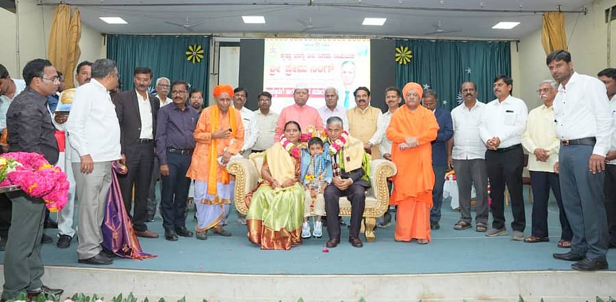 ಶಹಾಪುರ ತಾಲ್ಲೂಕಿನ ಭೀಮರಾಯನಗುಡಿಯ ಕೃಷಿ ಮಹಾವಿದ್ಯಾಲಯದ ಸಭಾಂಗಣದಲ್ಲಿ ಸೇವಾ ನಿವೃತ್ತಿ ಹೊಂದಿದ ಮುಖ್ಯ ಎಂಜಿನಿಯರ್ ಪ್ರೇಮಸಿಂಗ್ ಹಾಗೂ ಅವರ ಪತ್ನಿ ಅನುಸುಯಾ ಅವರನ್ನು ಸನ್ಮಾನಿಸಿದರು