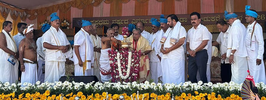 ಬಾಕಿಮಾರು ಕಂಬಳ ಗದ್ದೆಯಲ್ಲಿ ಎರ್ಮಾಳು ತೆಂಕ-ಬಡಾ ಜೋಡುಕರೆ ಕಂಬಳಕ್ಕೆ ಚಾಲನೆ ನೀಡಲಾಯಿತು  
