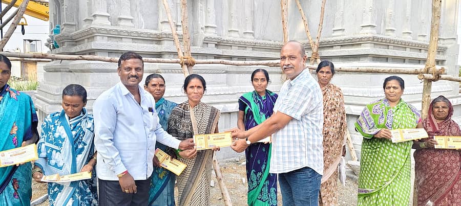 ಗದಗ ತಾಲ್ಲೂಕಿನ ತಿಮ್ಮಾಪುರ ಗ್ರಾಮದ ಮಹಿಳೆಯರು ಒಂದು ತಿಂಗಳ ಗೃಹಲಕ್ಷ್ಮಿ ಹಣವನ್ನು ದೇವಸ್ಥಾನಕ್ಕೆ ದೇಣಿಗೆ ನೀಡಿದ್ದು, ಟ್ರಸ್ಟ್‌ನವರು ರಸೀದಿ ನೀಡಿದರು