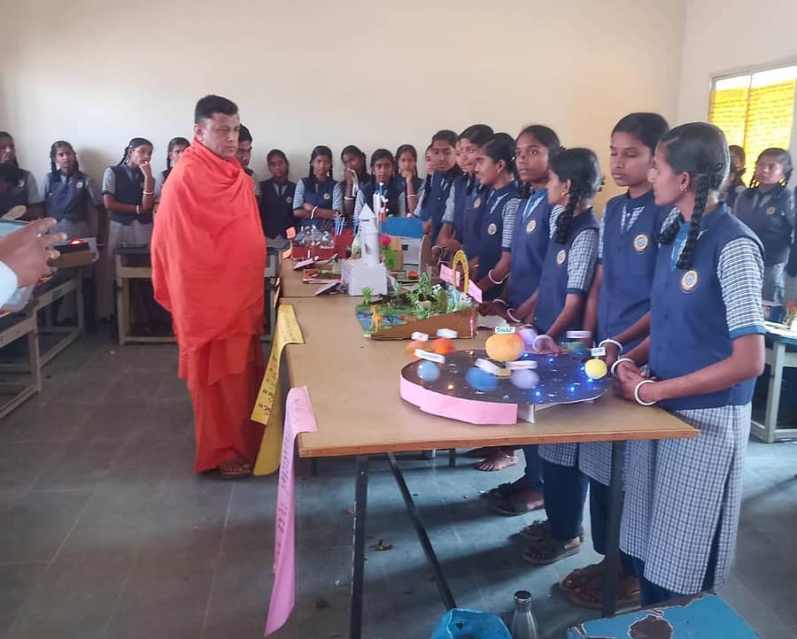 ಯಲಬುರ್ಗಾ ಪಟ್ಟಣದ ಸಿದ್ಧರಾಮೇಶ್ವರ ವಿದ್ಯಾಪೀಠದ ಪ್ರೌಢಶಾಲೆಯಲ್ಲಿ ರಾಷ್ಟ್ರೀಯ ವಿಜ್ಞಾನ ದಿನದ ಪ್ರಯುಕ್ತ ವಿದ್ಯಾರ್ಥಿಗಳ ವಸ್ತುಪ್ರದರ್ಶನವನ್ನು ಸಿದ್ಧರಾಮೇಶ್ವರ ಸ್ವಾಮೀಜಿ ವೀಕ್ಷಿಸಿದರು