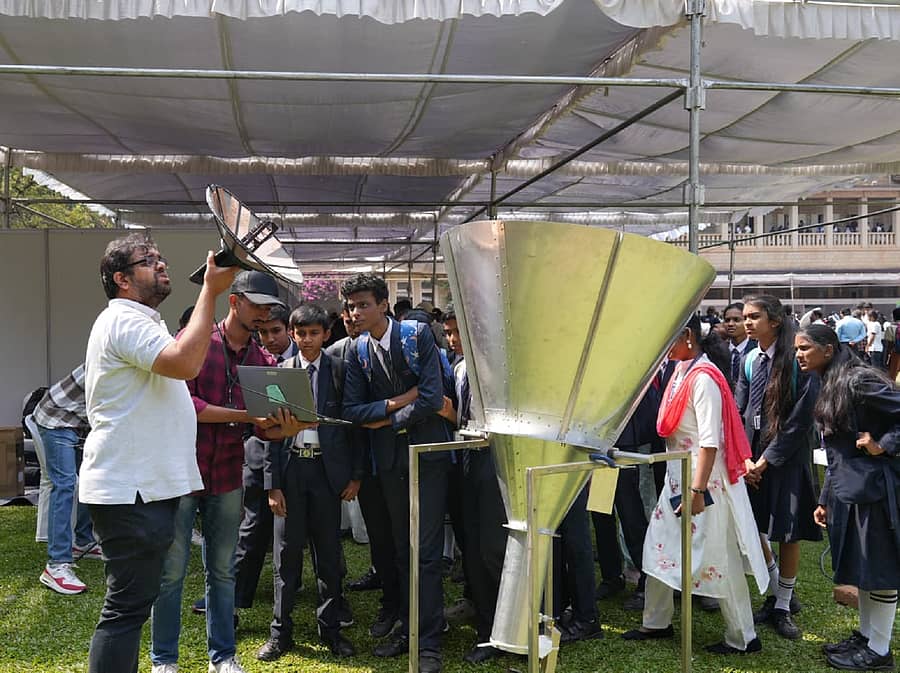 ರಾಷ್ಟ್ರೀಯ ವಿಜ್ಞಾನ ದಿನ ಹಾಗೂ ‘ರಾಮನ್ ಪರಿಣಾಮ’ದ ಆವಿಷ್ಕಾರದ ಸ್ಮರಣಾರ್ಥ ರಾಮನ್‌ ಸಂಶೋಧನಾ ಸಂಸ್ಥೆಯಲ್ಲಿ ಶನಿವಾರ ಹಮ್ಮಿಕೊಂಡಿದ್ದ ಮುಕ್ತ ದಿನ: ವಿಜ್ಞಾನ ಪ್ರದರ್ಶನವನ್ನು ವಿದ್ಯಾರ್ಥಿಗಳು ವೀಕ್ಷಿಸಿದರು.