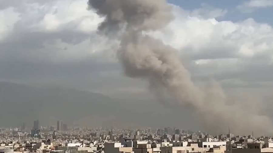 <div class="paragraphs"><p>ಇರಾನ್‌ನ ಟೆಹರಾನ್‌ನಲ್ಲಿ ಕ್ಷಿಪಣಿ ದಾಳಿಯಿಂದ ಎದ್ದ ದಟ್ಟ ಹೊಗೆ</p></div>