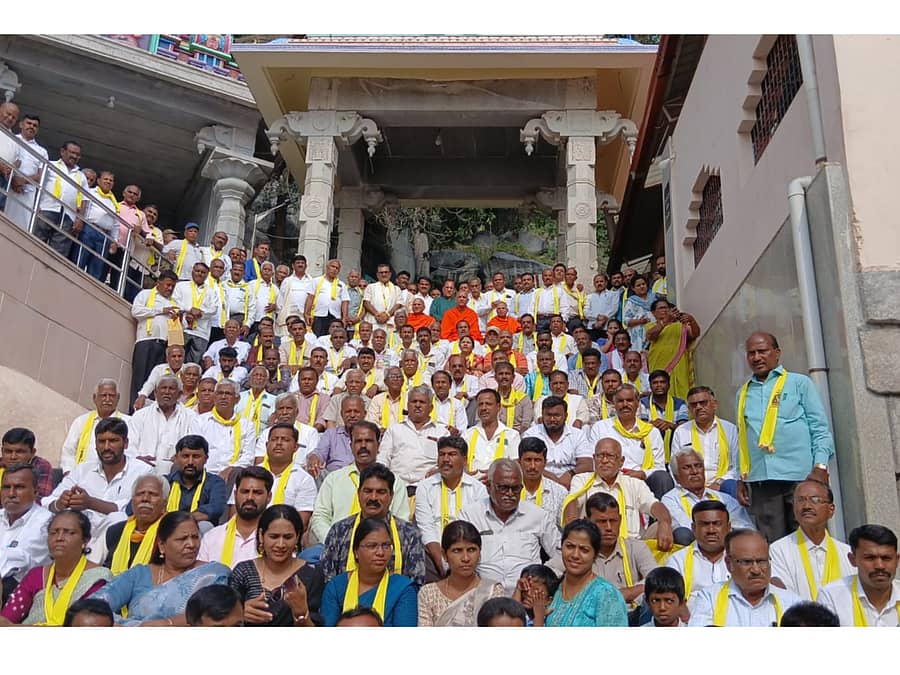 ನಾಗಮಂಗಲ ತಾಲ್ಲೂಕಿನ ಆದಿಚುಂಚನಗಿರಿ ಮಠದಲ್ಲಿ ಜಾತ್ರಾ ಮಹೋತ್ಸವದ ಅಂಗವಾಗಿ ಶನಿವಾರ ಆಯೋಜಿಸಿದ್ದ ಒಕ್ಕಲಿಗರ ಸಂಘ ಸಂಸ್ಥೆಗಳ ಪದಾಧಿಕಾರಿಗಳ ಸಮಾವೇಶದಲ್ಲಿ ರಾಜ್ಯದ ವಿವಿಧ ಭಾಗಗಳಿಂದ ಆಗಮಿಸಿದ್ದ ಒಕ್ಕಲಿಗ ಸಂಘ ಸಂಸ್ಥೆಗಳ ಪದಾಧಿಕಾರಿಗಳು ಪಾಲ್ಗೊಂಡಿದ್ದರು 