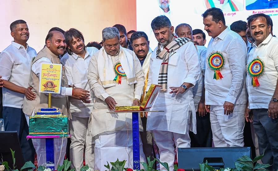 ಕರ್ನಾಟಕ ರಾಜ್ಯ ಪ್ರಾಥಮಿಕ ಶಾಲಾ ಶಿಕ್ಷಕರ ಸಂಘ ಬೆಂಗಳೂರಿನಲ್ಲಿ ಶನಿವಾರ ಆಯೋಜಿಸಿದ್ದ ರಾಜ್ಯಮಟ್ಟದ ಶೈಕ್ಷಣಿಕ ಮಹಾ ಸಮ್ಮೇಳನದಲ್ಲಿ ಸಿದ್ದರಾಮಯ್ಯ ಅವರು ಸುವರ್ಣ ಸಂಭ್ರಮದ ಲೋಗೊ ಬಿಡುಗಡೆ ಮಾಡಿದರು. ಚಂದ್ರಶೇಖರ ನುಗ್ಗಲಿ,  ಮಧು ಬಂಗಾರಪ್ಪ, ಪುಟ್ಟಣ್ಣ, ಡಿ.ಕೆ.ಶಿವಕುಮಾರ್‌ ಉಪಸ್ಥಿತರಿದ್ದರು. ಪ್ರಜಾವಾಣಿ ಚಿತ್ರ