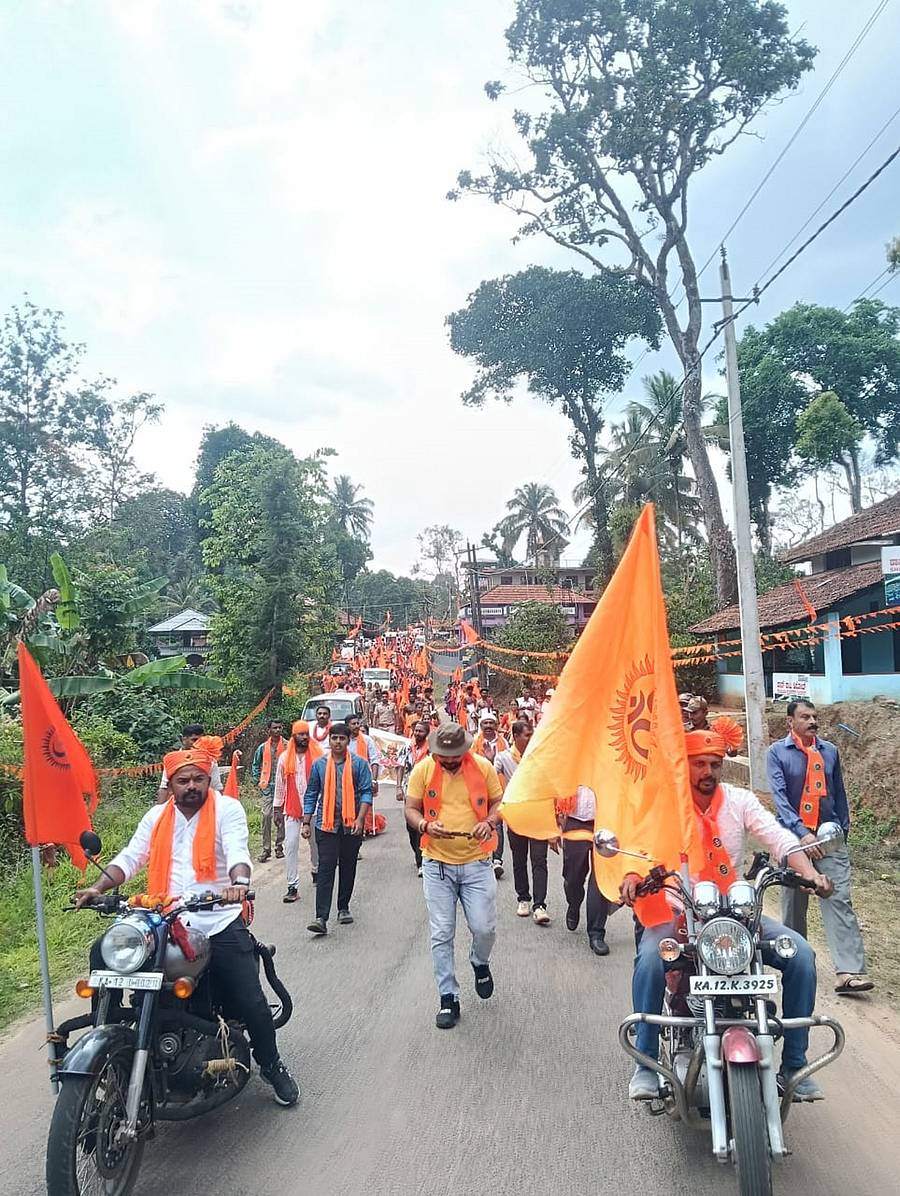 ನಾಪೋಕ್ಲು ಸಮೀಪದ ಬಲ್ಲಮಾವಟಿಯಲ್ಲಿ ನಡೆದ ಹಿಂದೂ ಸಂಗಮ ಕಾರ್ಯಕ್ರಮದ ಅಂಗವಾಗಿ ಅದ್ದೂರಿ ಮೆರವಣಿಗೆ ನಡೆಯಿತು