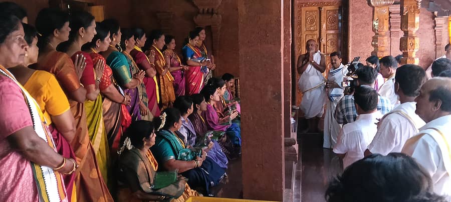 ಪುತ್ತೂರು ತಾಲ್ಲೂಕಿನ ಗೆಜ್ಜೆಗಿರಿ ಕ್ಷೇತ್ರದಲ್ಲಿ ವಾರ್ಷಿಕ ಜಾತ್ರಾ ಮಹೋತ್ಸವದ ಅಂಗವಾಗಿ ಶನಿವಾರ ನಡೆದ ದೇಯಿ ಬೈದ್ಯೆತಿ ಅಮ್ಮನ ಮಡಿಲು ಪ್ರಸಾದ ಕಾರ್ಯಕ್ರಮ ನಡೆಯಿತು