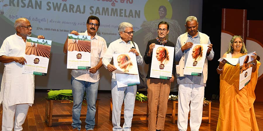 ಮೈಸೂರಿನ ಕೆಎಸ್‌ಒಯುನಲ್ಲಿ ನಡೆಯುತ್ತಿರುವ ಕಿಸಾನ್‌ ಸ್ವರಾಜ್‌ ಸಮ್ಮೇಳನದ 2ನೇ ದಿನವಾದ ಶನಿವಾರ ನೈಸರ್ಗಿಕ ಕೃಷಿಕ ಸುಭಾಷ್‌ ಶರ್ಮಾ ಅವರು ‘ಸಾಯಿಲ್‌ ವಾಸು’ ನೆನೆಪಿನ ಮಣ್ಣಿನ ಆರೋಗ್ಯ ಮತ್ತು ಕೃಷಿ ಮಾಹಿತಿಯ ‘ಮಣ್ಣಿನ ದಿನದರ್ಶಿಕೆ’ಯನ್ನು ಬಿಡುಗಡೆ ಮಾಡಿದರು. ಸಂತೋಷ್‌ ಕೌಲಗಿ, ಜಿ.ಕೃಷ್ಣಪ್ರಸಾದ್, ಸೌಮಿಕ್‌ ಬ್ಯಾನರ್ಜಿ, ಮುರುಳೀಧರ ಗುಂಗುರುಮೆಳೆ ಪಾಲ್ಗೊಂಡಿದ್ದರು 