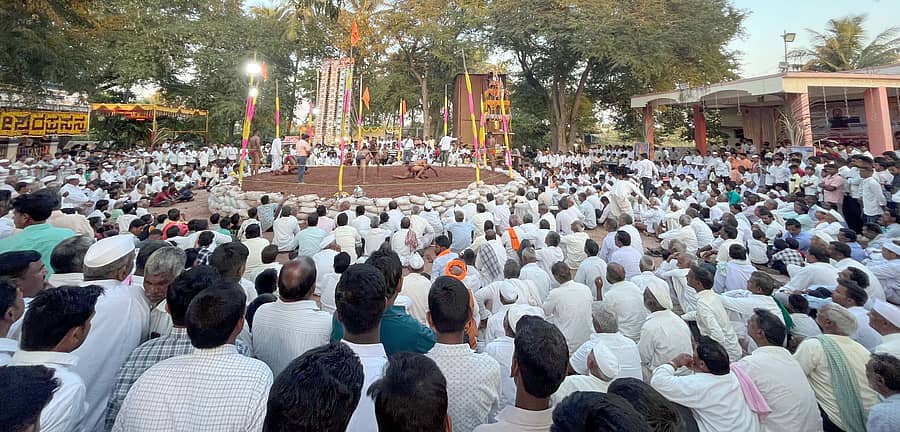 ತೇರದಾಳ ತಾಲ್ಲೂಕಿನ ಸಸಾಲಟ್ಟಿಯಲ್ಲಿ ಶಿವಲಿಂಗೇಶ್ವರರ ಪುಣ್ಯಾರಾಧನೆ ಅಂಗವಾಗಿ ಜರುಗಿದ ಕುಸ್ತಿ ಪಂದ್ಯಾವಳಿ ವೀಕ್ಷಿಸಲು ಆಗಮಿಸಿದ್ದ ಪ್ರೇಕ್ಷಕರು.